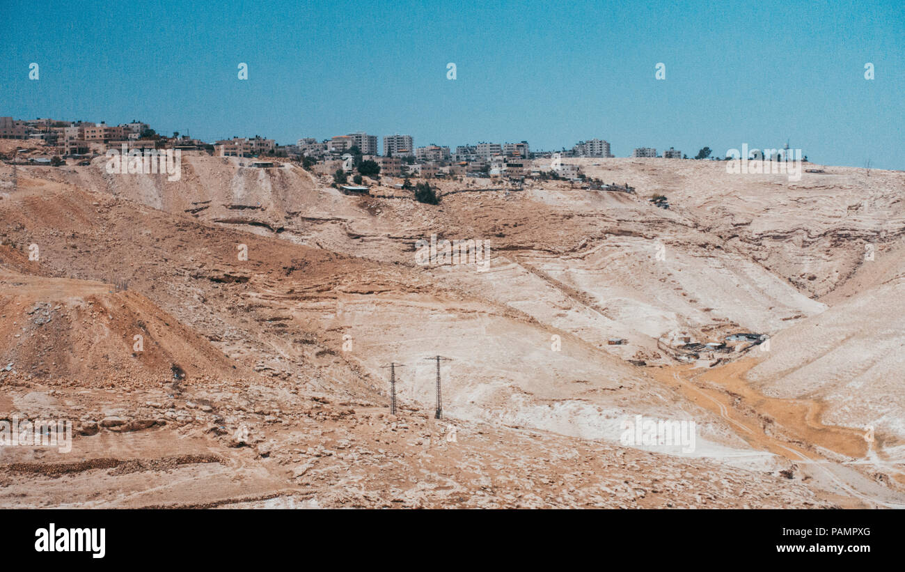 Les villages de colons juifs construit sur des terres dénudées près de Ramallah, Palestine Banque D'Images