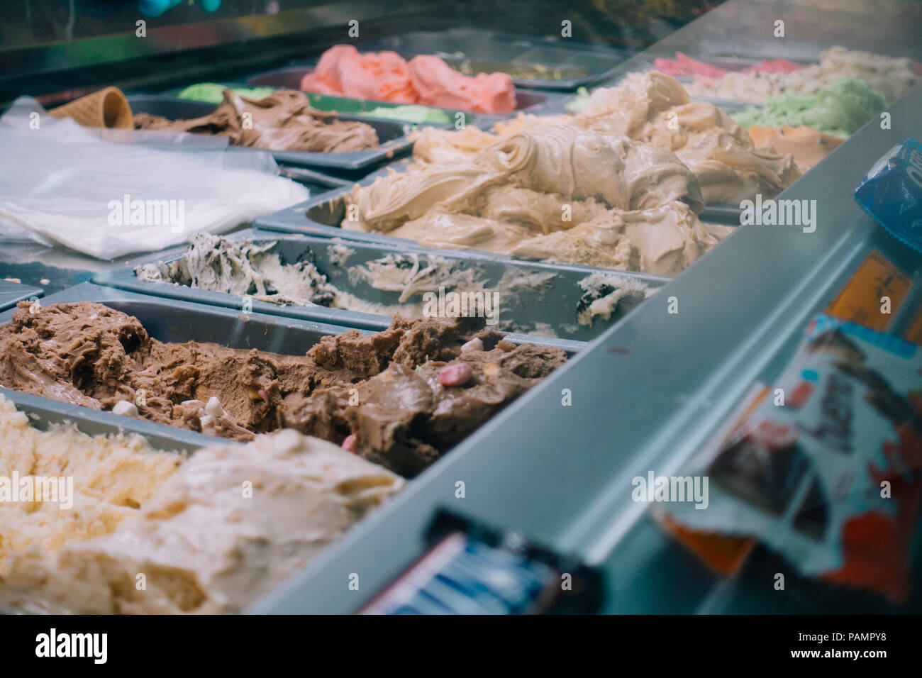 Diverses saveurs de crème glacée en vente à l'intérieur de l'écran à un cabinet populaires ice cream shop à Ramallah, la capitale de la Palestine Banque D'Images