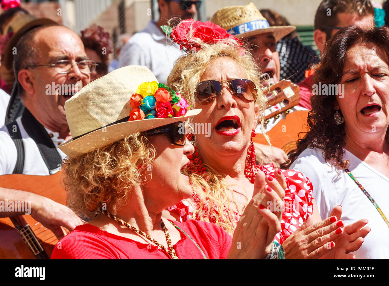 Arroyo de la Miel, Espagne - 17/6/2018 : les gens à chanter lors d'une fiesta. Il y a beaucoup de festivités tout au long de l'année. Banque D'Images