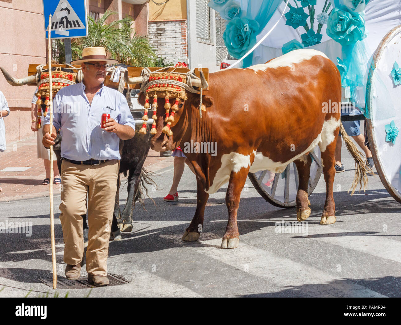 Arroyo de la Miel, Espagne - 17/6/2018 : l'homme avec charrette dans la parade. Il y a beaucoup de tels festivals Banque D'Images