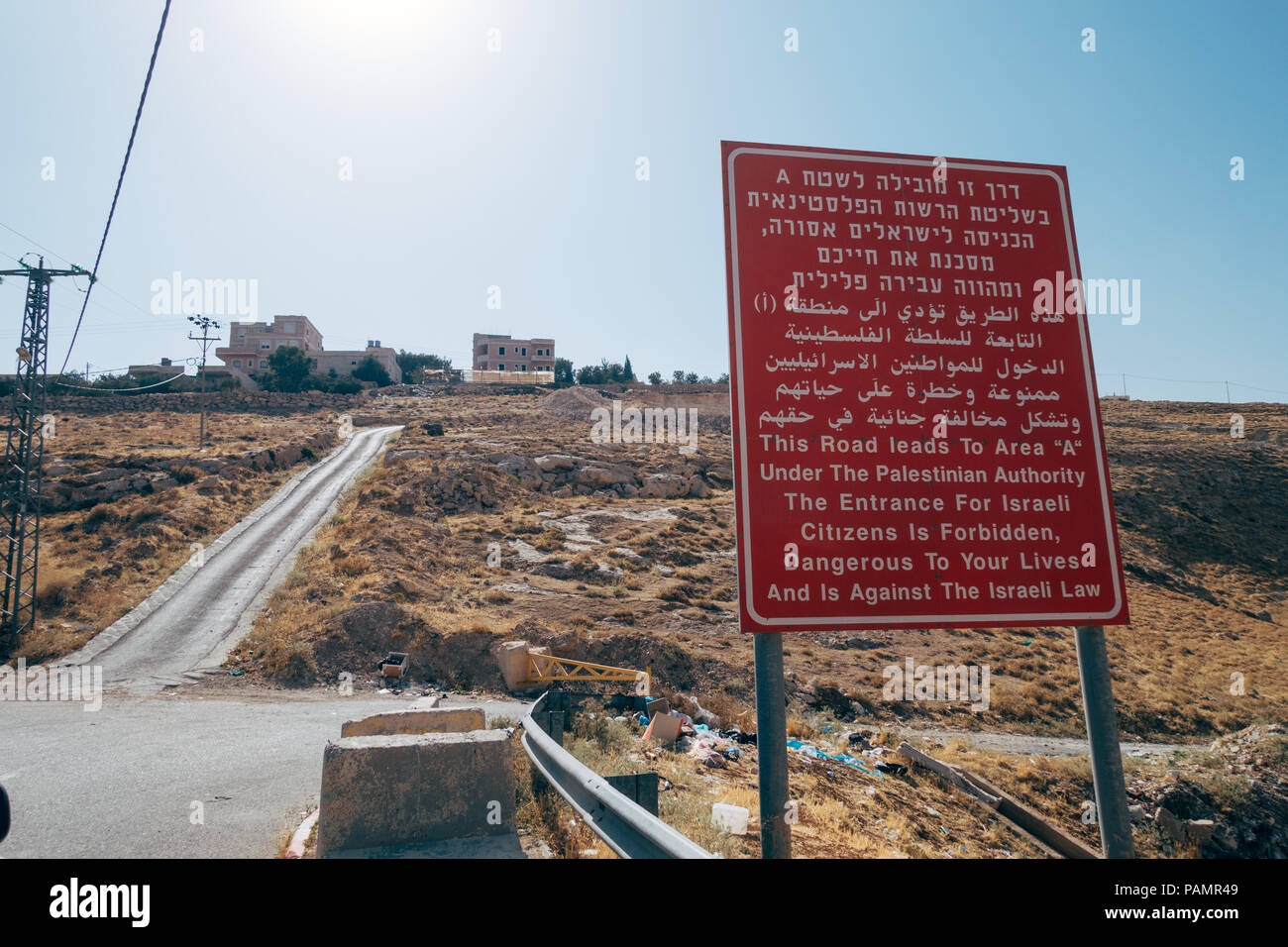 Un panneau près de l'un des points de contrôle dans Hébron, Israël, interdisant aux Israéliens de voyager dans une zone palestinienne, écrit en hébreu, arabe et anglais. Banque D'Images