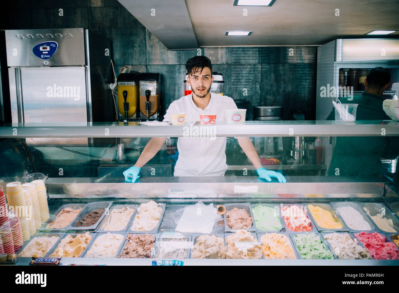 Un vendeur de crème glacée présente toutes les saveurs à la vente à un magasin de crème glacée dans la capitale de la Palestine, Ramallah Banque D'Images