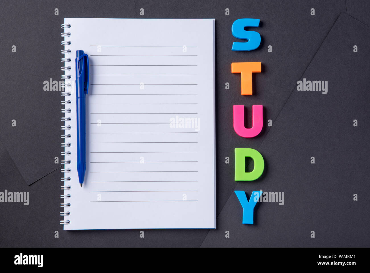 Belle et à la mode pour les affaires d'arrière-plan et l'étude à partir de papier de couleur noire et d'un ordinateur portable avec un stylo blanc Banque D'Images
