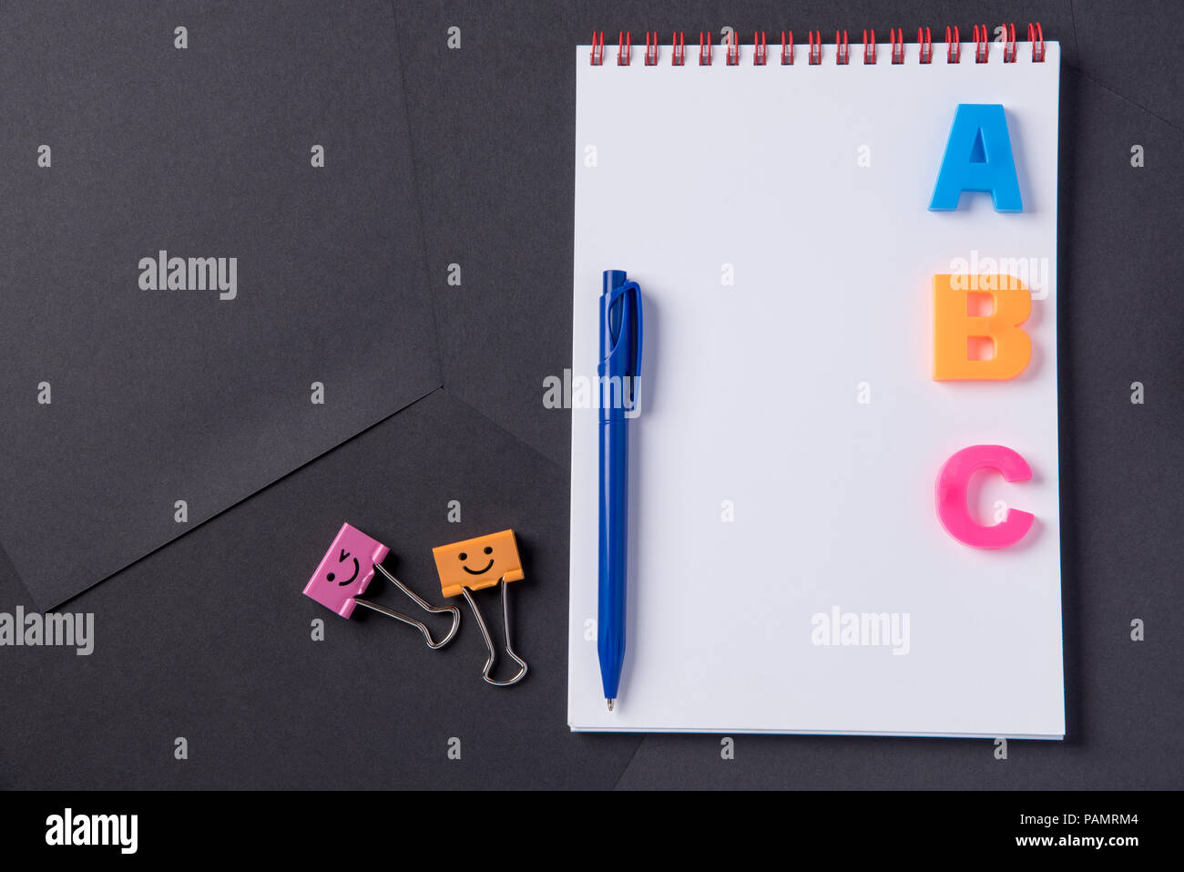Belle et à la mode pour les affaires d'arrière-plan et l'étude à partir de papier de couleur noire et d'un ordinateur portable avec un stylo blanc Banque D'Images