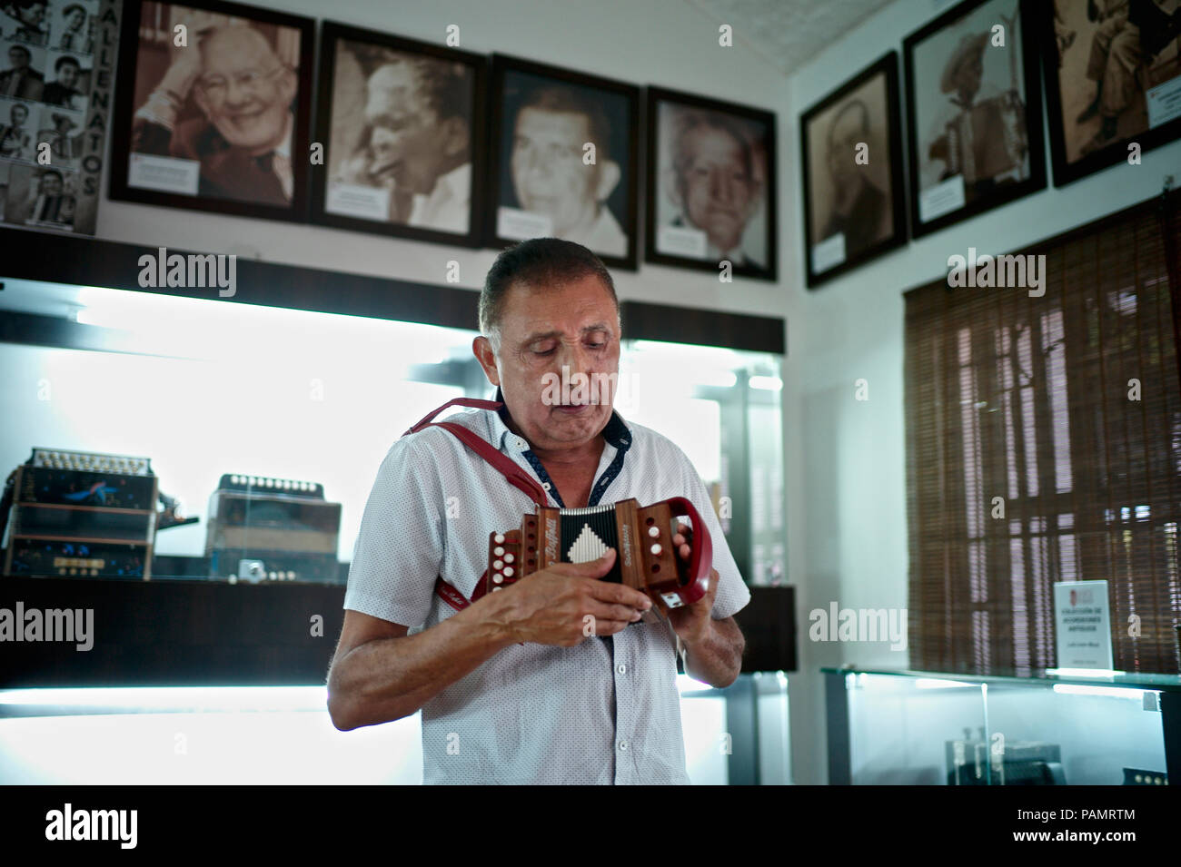 Compositeur vallenato colombien Beto Murgas à son domicile et musée de l'accordéon Banque D'Images