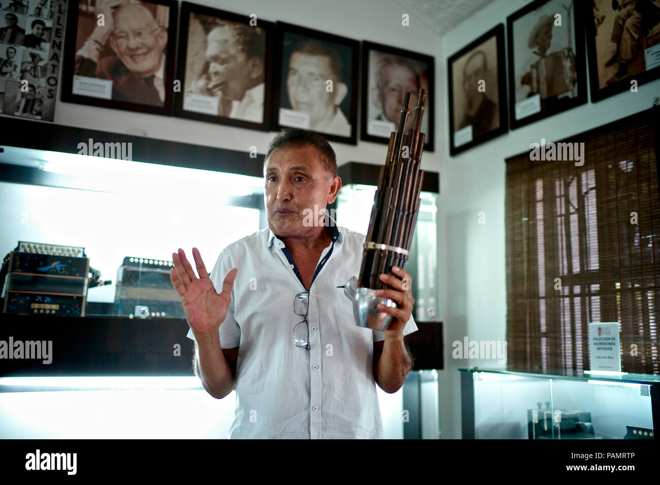 Compositeur vallenato colombien Beto Murgas à son domicile et musée de l'accordéon, d'organiser la première anche libre instruments développés en Chine au 2e BCE milleneum, connu sous le nom de Sheng Banque D'Images