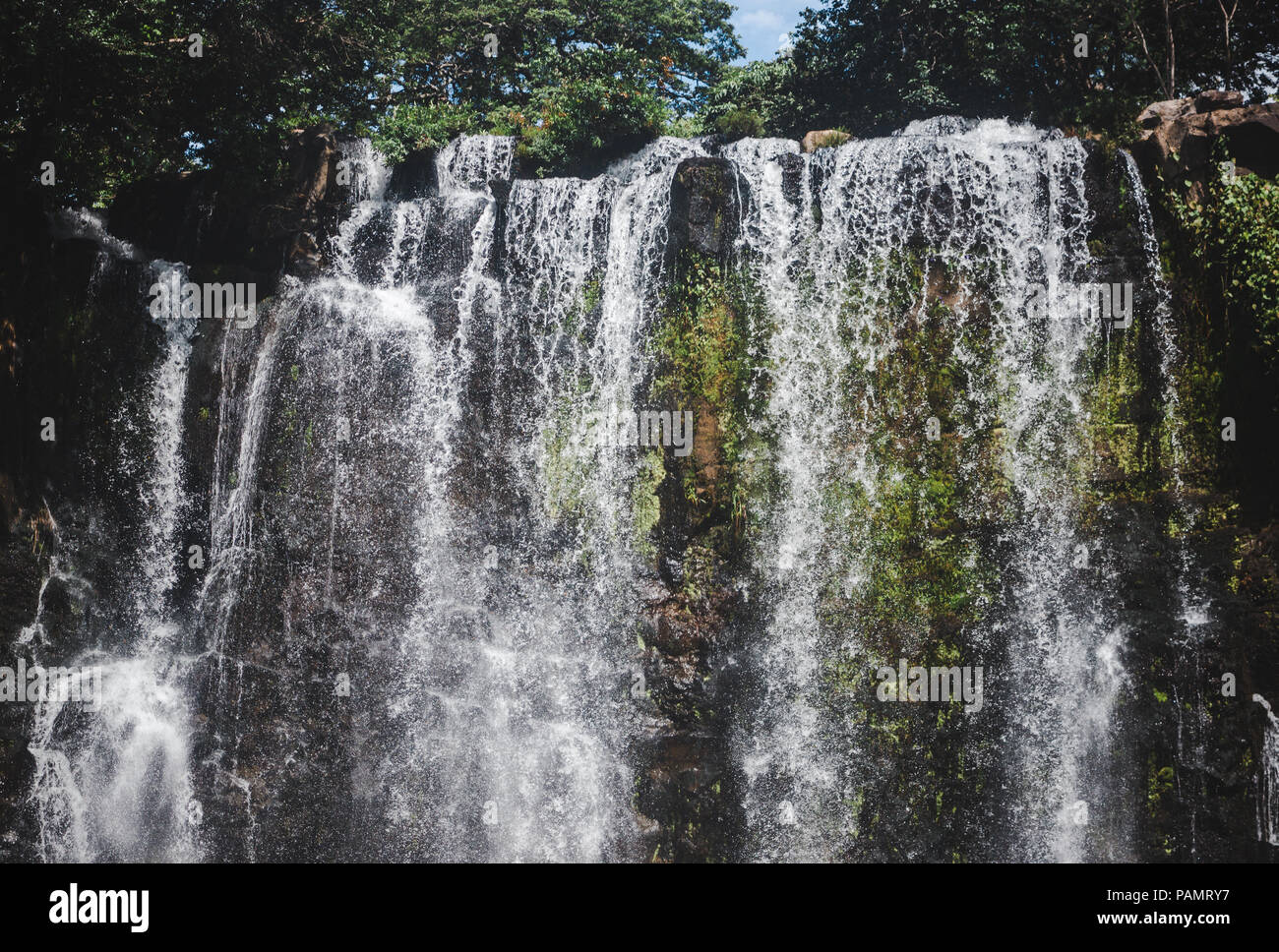 Llanos de Cortez en cascade, Escazu Costa Rica avec de lourdes de l'eau Débit d'eau pendant la saison des pluies Banque D'Images