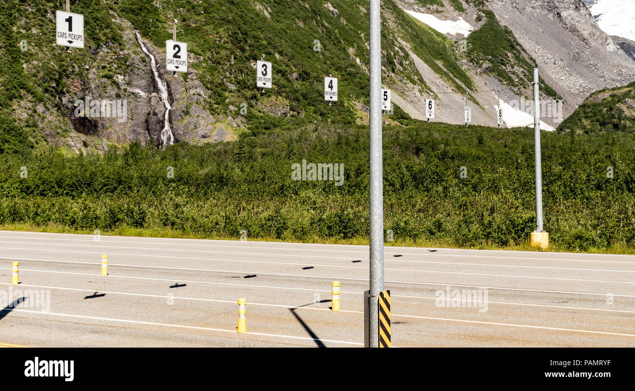 Tunnel de Whittier (Anton Anderson Memorial Tunnel) affectations lane, direction ouest sur Whittier, Alaska en été. Banque D'Images Tunnel de Whittier (Anton Anderson Memorial Tunnel) affectations lane, direction ouest sur Whittier, Alaska en été. Banque D'Images