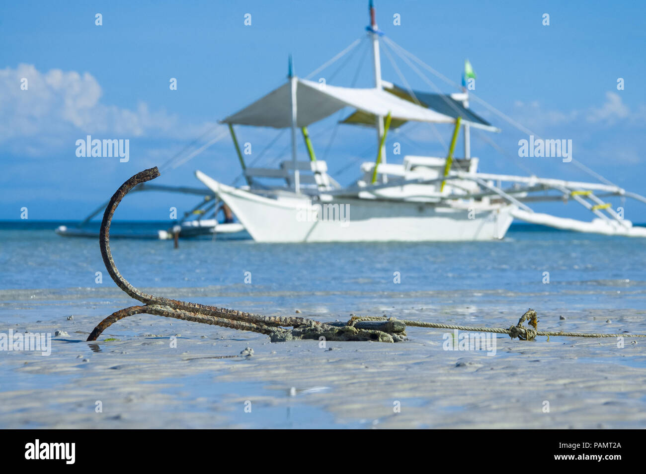 Close up of white & anchor de bateaux d'excursion sur le sucre plage à marée basse - Bantayan Island, Cebu - Philippines Banque D'Images