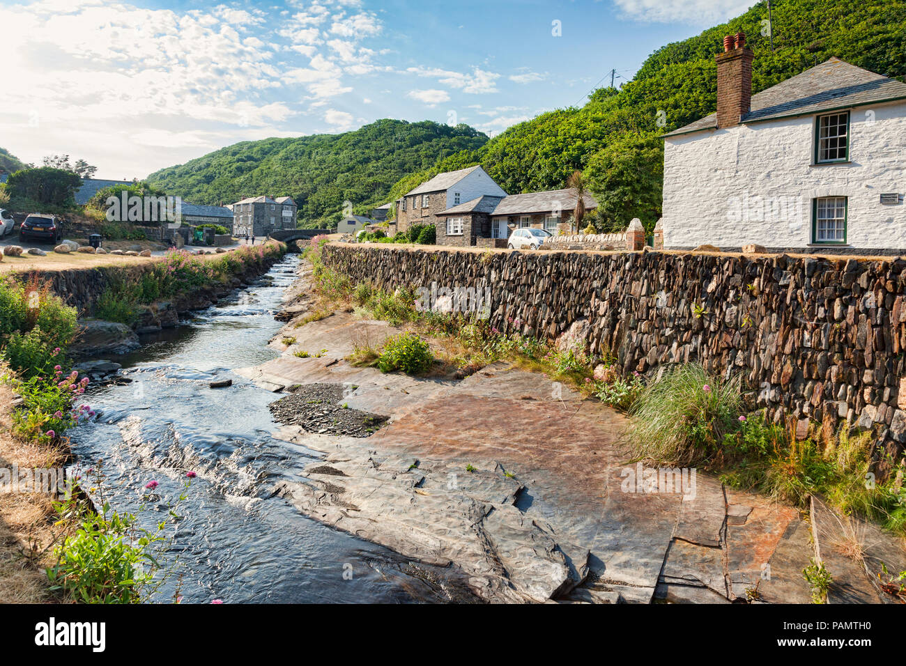 2 Juillet 2018 : Karon Beach, North Cornwall, UK - le village côtier de Boscastle, avec des chalets et de la rivière Valency qui la traverse avec une ardoise str Banque D'Images