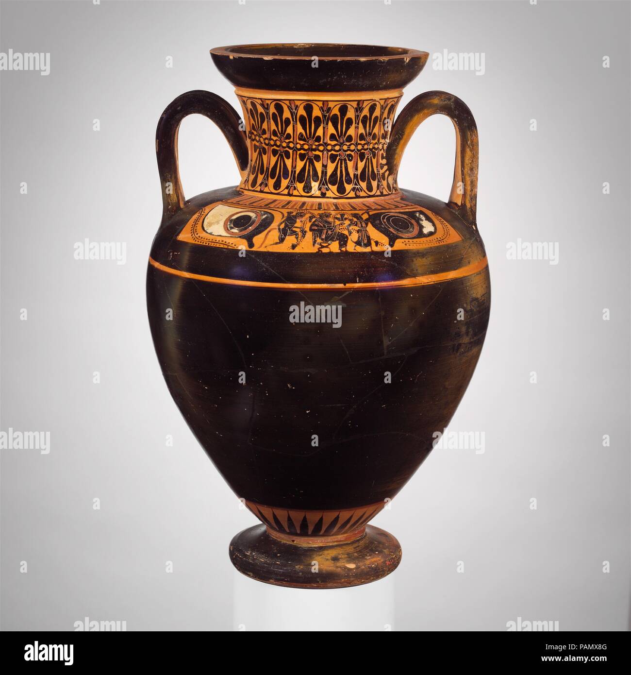 Amphore en terre cuite-cou (jar). Culture : le grec, le grenier. Dimensions : H. 15 15/16 in. (40,5 cm). Date : dernier quart du 6e siècle avant J.-C.. Avers, entre les yeux, de Dionysos avec ménade et satyre marche arrière, entre les yeux, Satyr et ménade Ce vase appartient à une classe de cou-amphores de la fin du vie siècle avant J.-C. où la décoration est limitée à l'épaule, souvent entre les yeux. Musée : Metropolitan Museum of Art, New York, USA. Banque D'Images