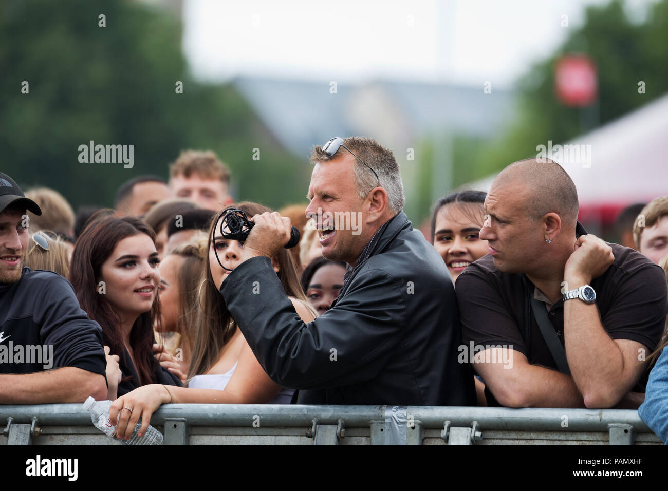 Des foules considérables bénéficiant d'un merveilleux week-end de musique live au Liverpool International Music Festival 2018 à Sefton Park Liverpool UK. Banque D'Images