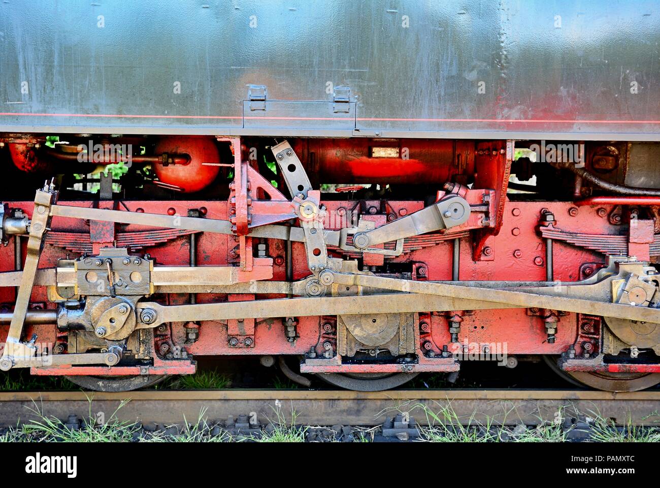 Vieille locomotive à vapeur fer à repasser les roues comme arrière-plan. Banque D'Images