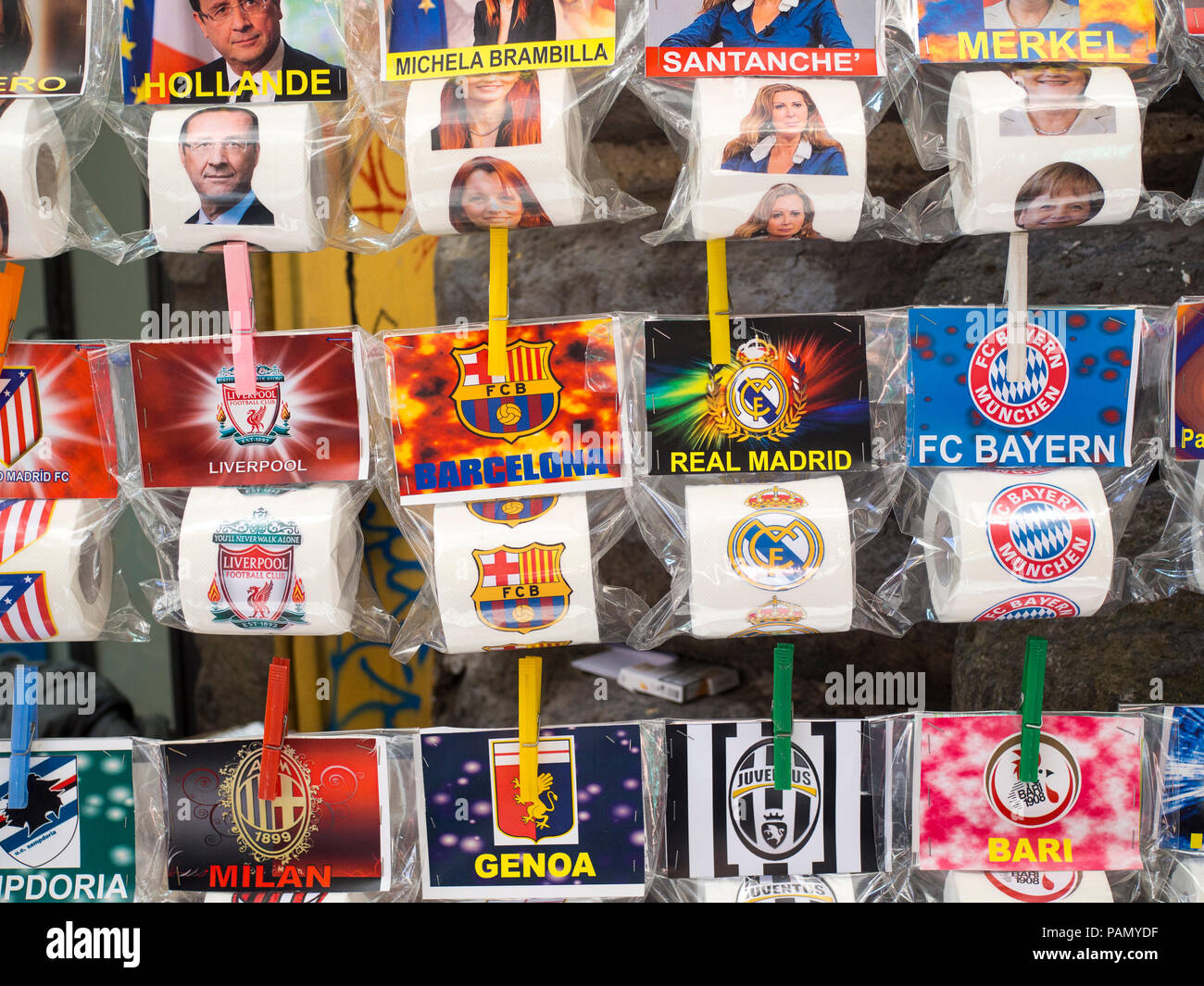 Rouleaux de papier toilette avec des hommes politiques et des clubs de football pour la vente à un décrochage de la rue dans la vieille ville de Naples, Italie. Banque D'Images