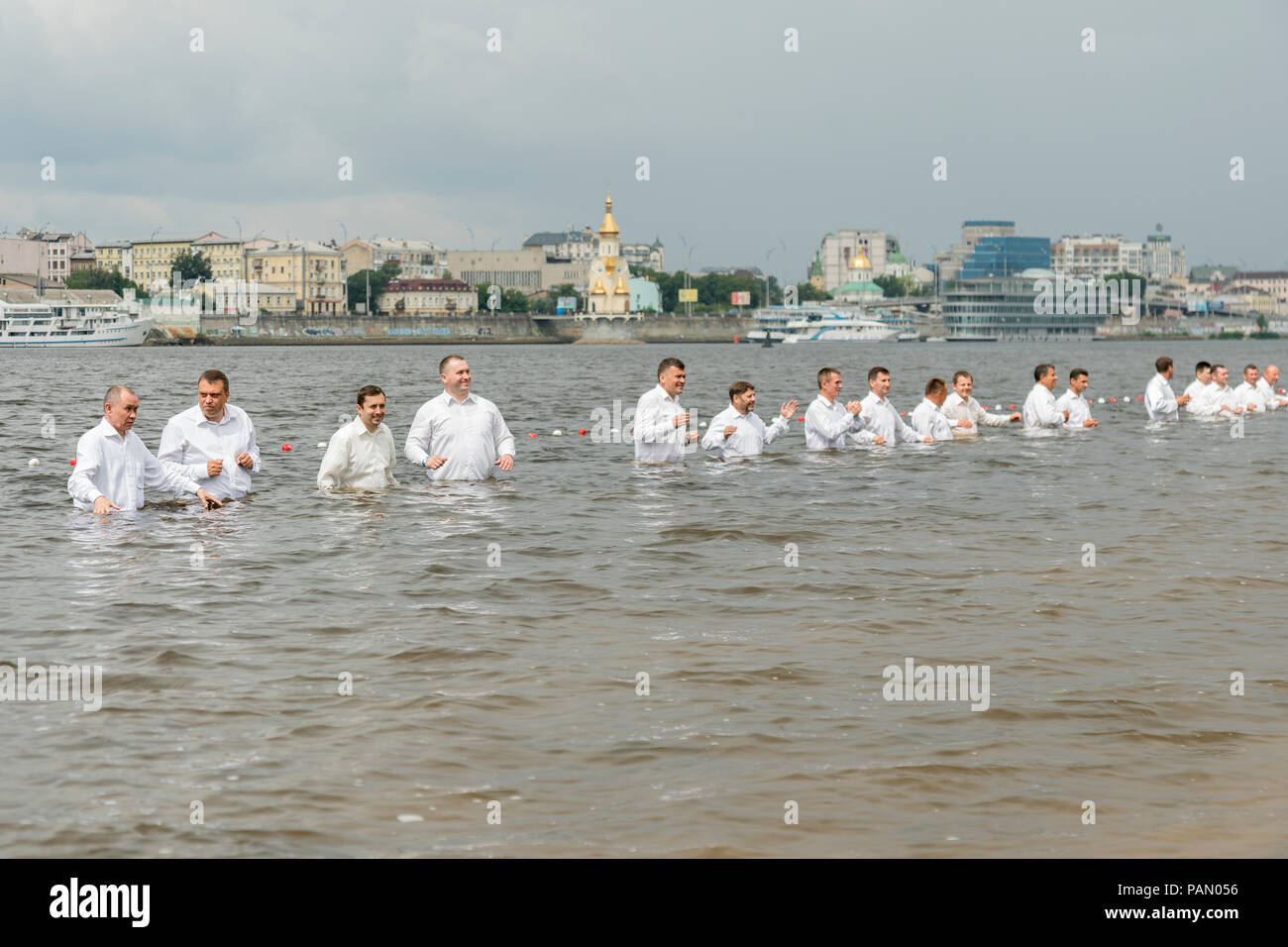 Baptême adulte catholique Banque d'image et photos - Alamy