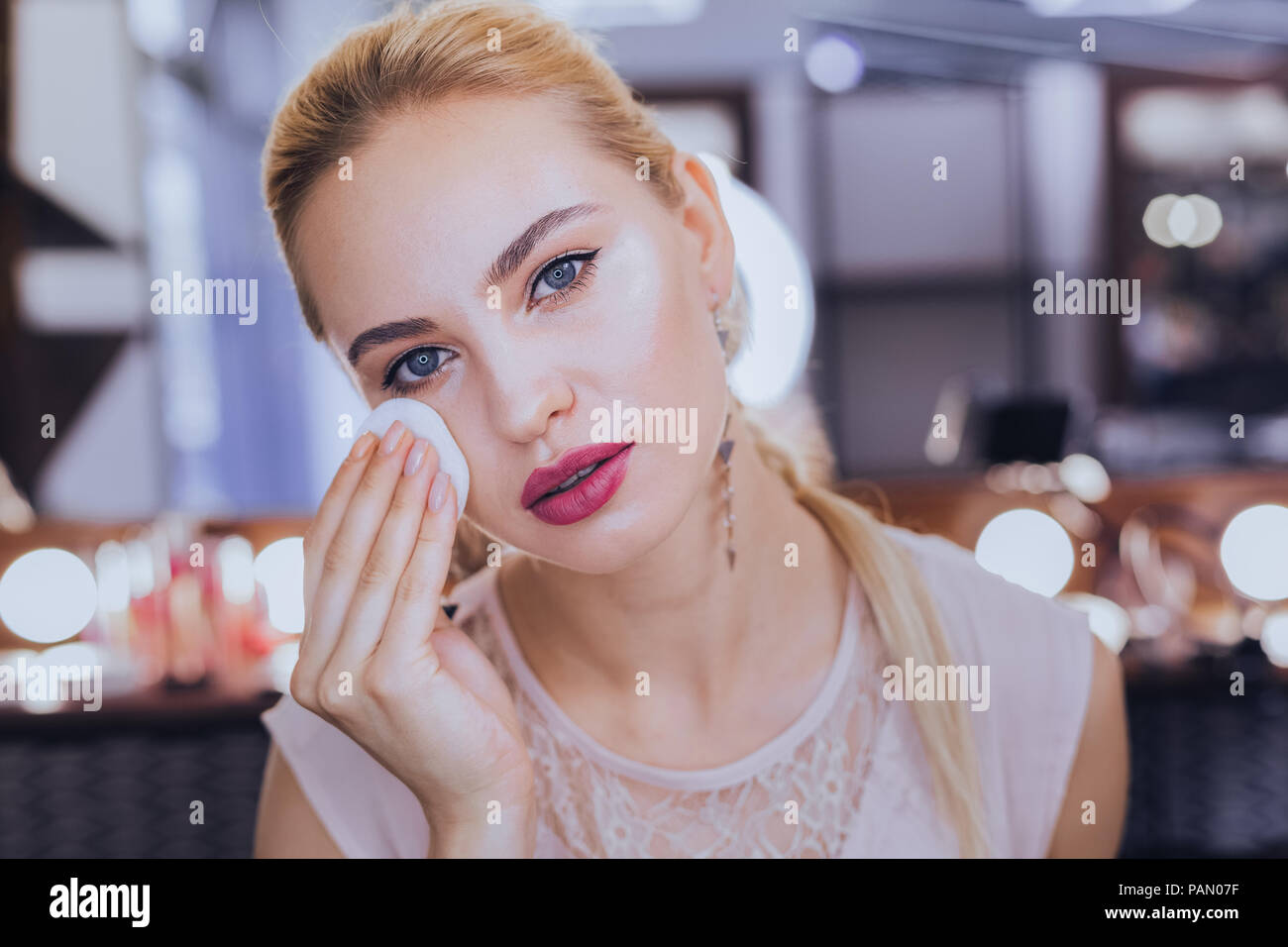 Woman taking off her makeup Banque de photographies et d'images à haute  résolution - Alamy