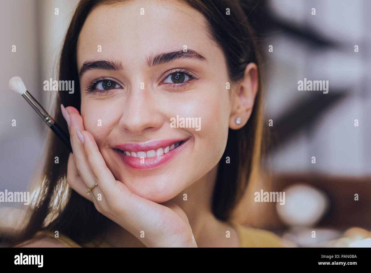 Très belle femme sentiment agréable tout en regardant dans mirror Banque D'Images