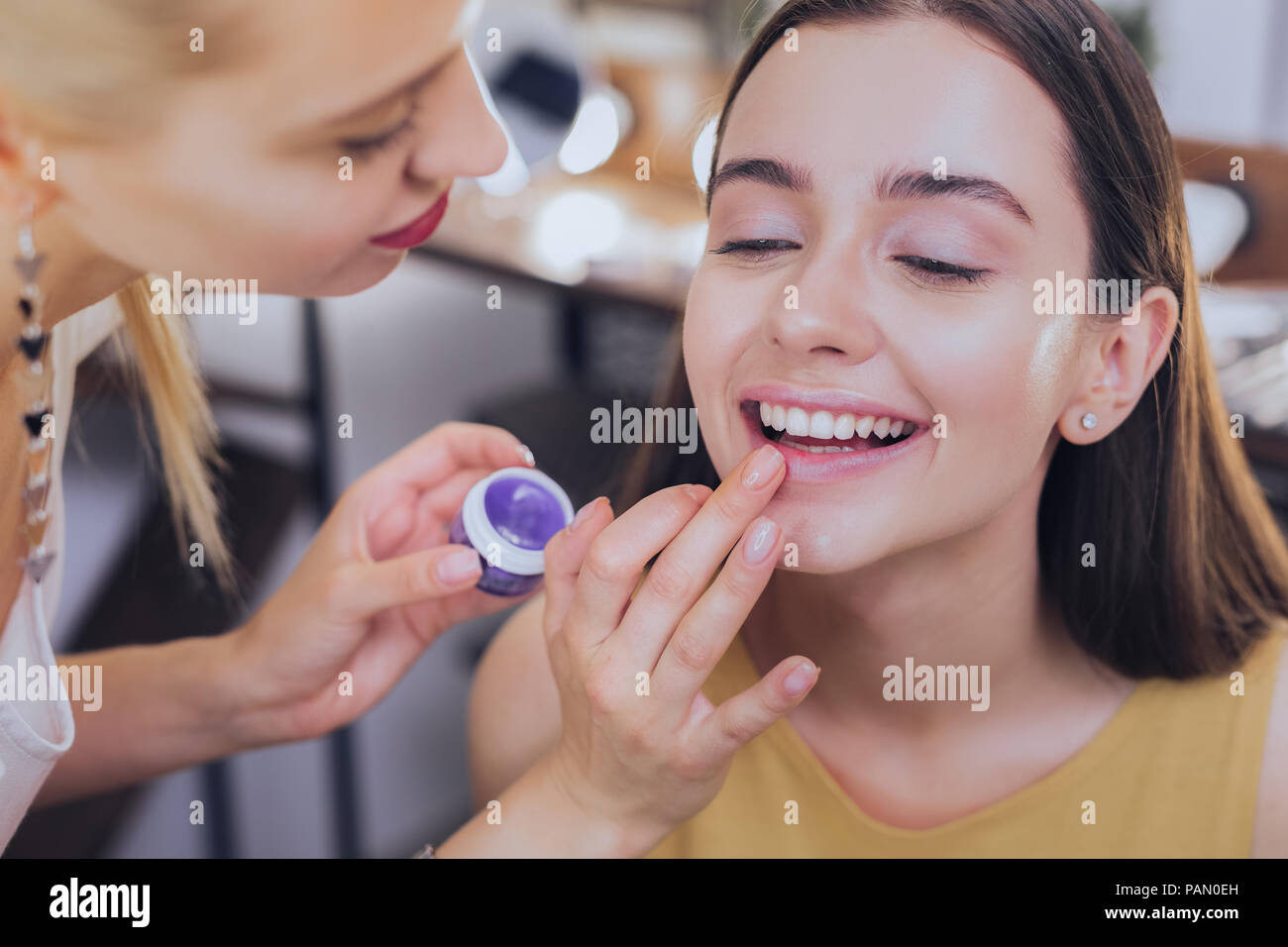 Belle femme avec une belle séance de maquillage au salon de beauté Banque D'Images