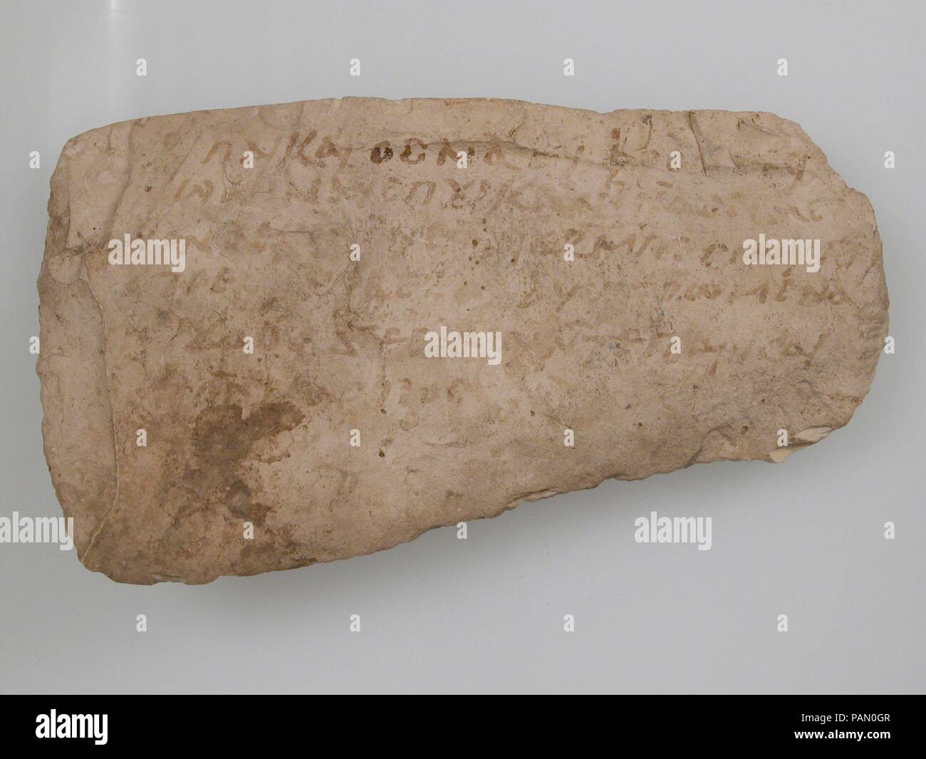Ostrakon. Culture : le copte. Dimensions : 4 1/4 x 8 7/16 in. (11.2 x 21 cm). Date : 600. Musée : Metropolitan Museum of Art, New York, USA. Banque D'Images