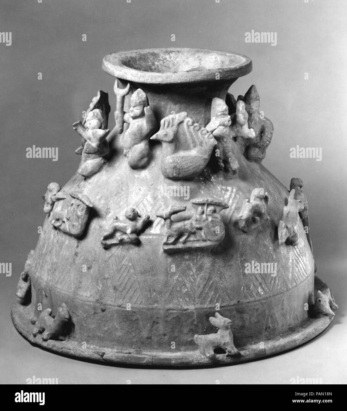 Modèle d'un Bell-Shaped Pied de lampe. Culture : la Chine. Dimensions : H. 12 1/8 in. (30,8 cm). Date : 1ère-2ème siècle. Musée : Metropolitan Museum of Art, New York, USA. Banque D'Images