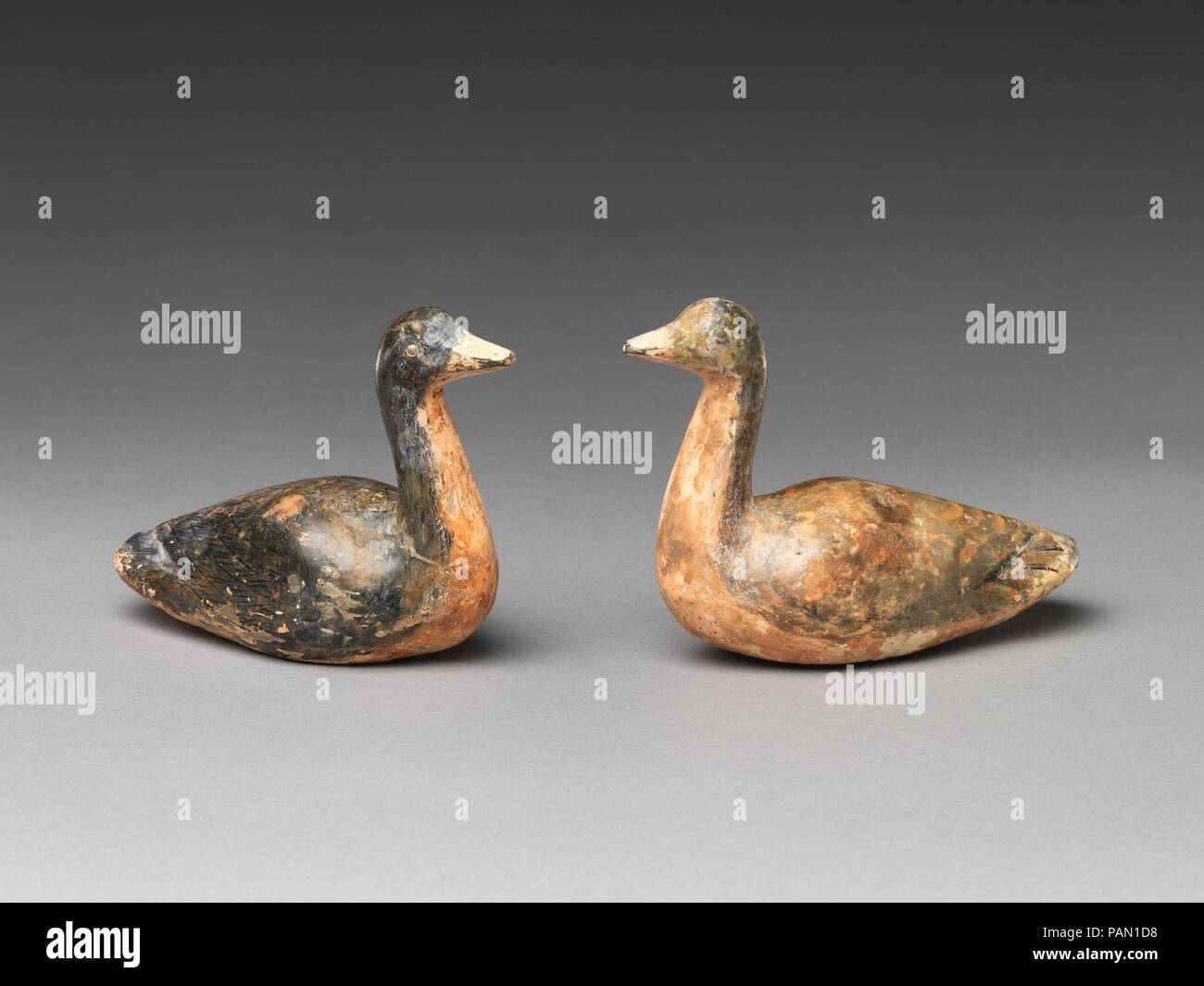 Paire de canards. Culture : la Chine. Dimensions : a : H. 5 in. (12,7 cm) ; W. 2 1/2 in. (6,4 cm) ; L. 6 1/4 in. (15.9 cm) b : H. 5 in. (12,7 cm) ; W. 3 in. (7,6 cm) ; L. 6 1/2 in. (16,5 cm) Boîte de rangement (pour les objets) : 4 x 17 3/8 x 7 in. (11,1 x 43,2 x 17,8 cm). Date : ca. 2ème siècle avant J.-C.. Destinés à être utilisés comme produits d'enterrement, cette charmante paire de canards illustre également l'utilisation précoce de la laque comme pigment. Musée : Metropolitan Museum of Art, New York, USA. Banque D'Images