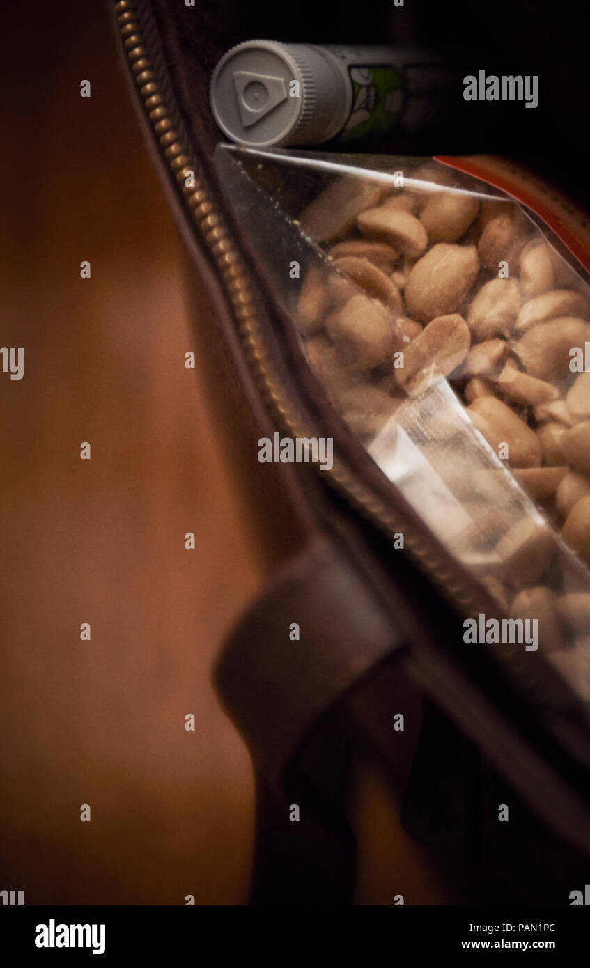 Un sac avec un epicene et un sac d'arachides. Une expression artistique de ce que c'est d'être allergique aux arachides. Banque D'Images