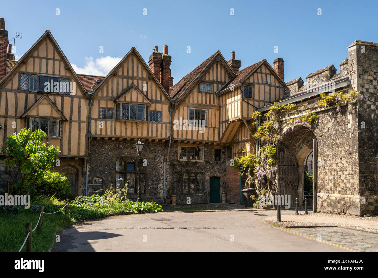 Prieuré Gate et bâtiments de style Tudor de Cheyney Cour dans les motifs de la cathédrale de Winchester, Hampshire, Angleterre. Banque D'Images