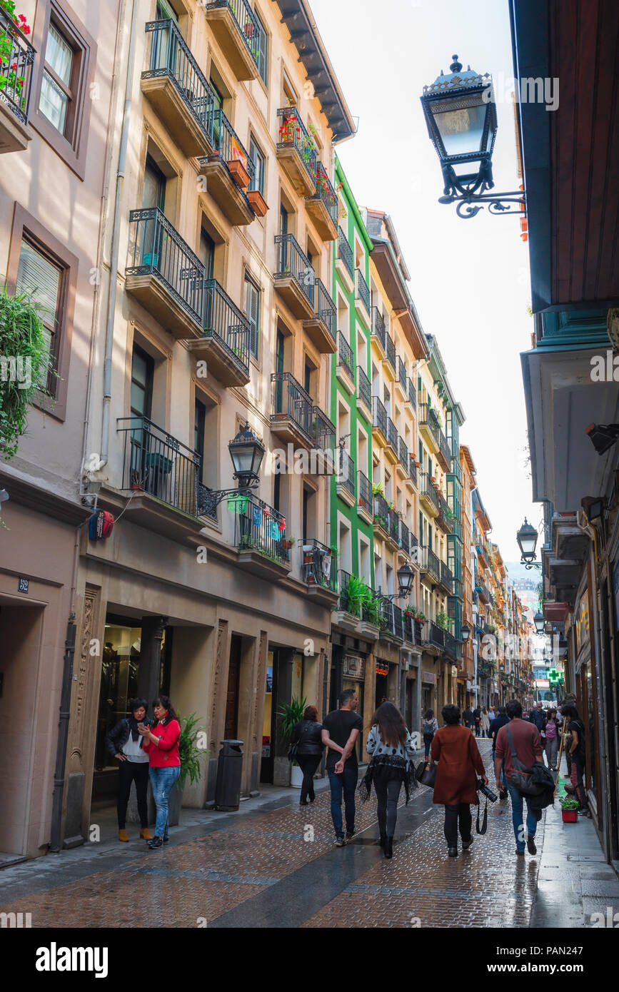 Rue de Bilbao, vue le long d'une rue dans le centre de la Casco Viejo (vieille ville) de Bilbao, Espagne. Banque D'Images