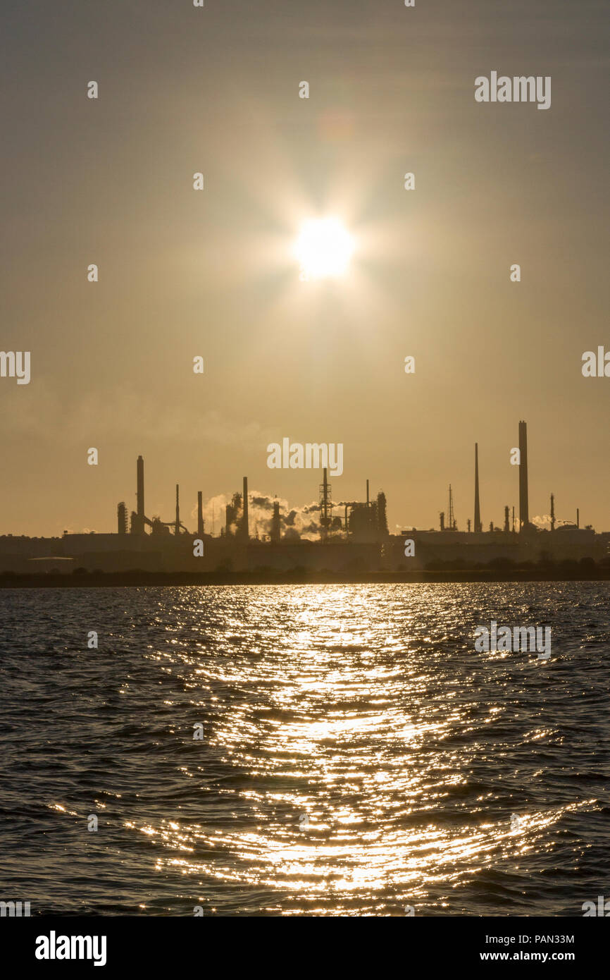 La raffinerie de Fawley (Esso Petroleum ) vu de Southampton Water, au Royaume-Uni. Banque D'Images