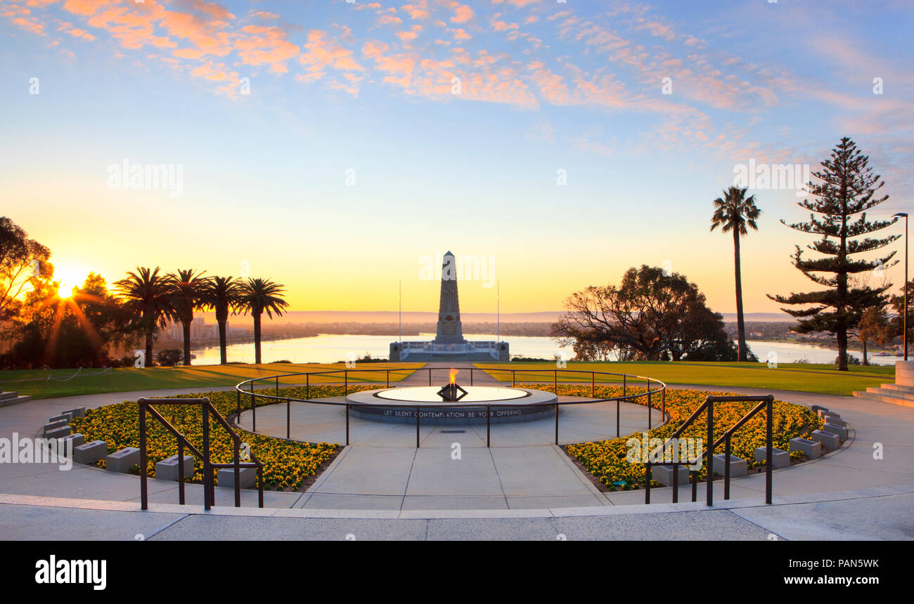 Flamme du Souvenir, la piscine de réflexion et War Memorial au lever du soleil à Kings Park, Perth, Australie occidentale Banque D'Images