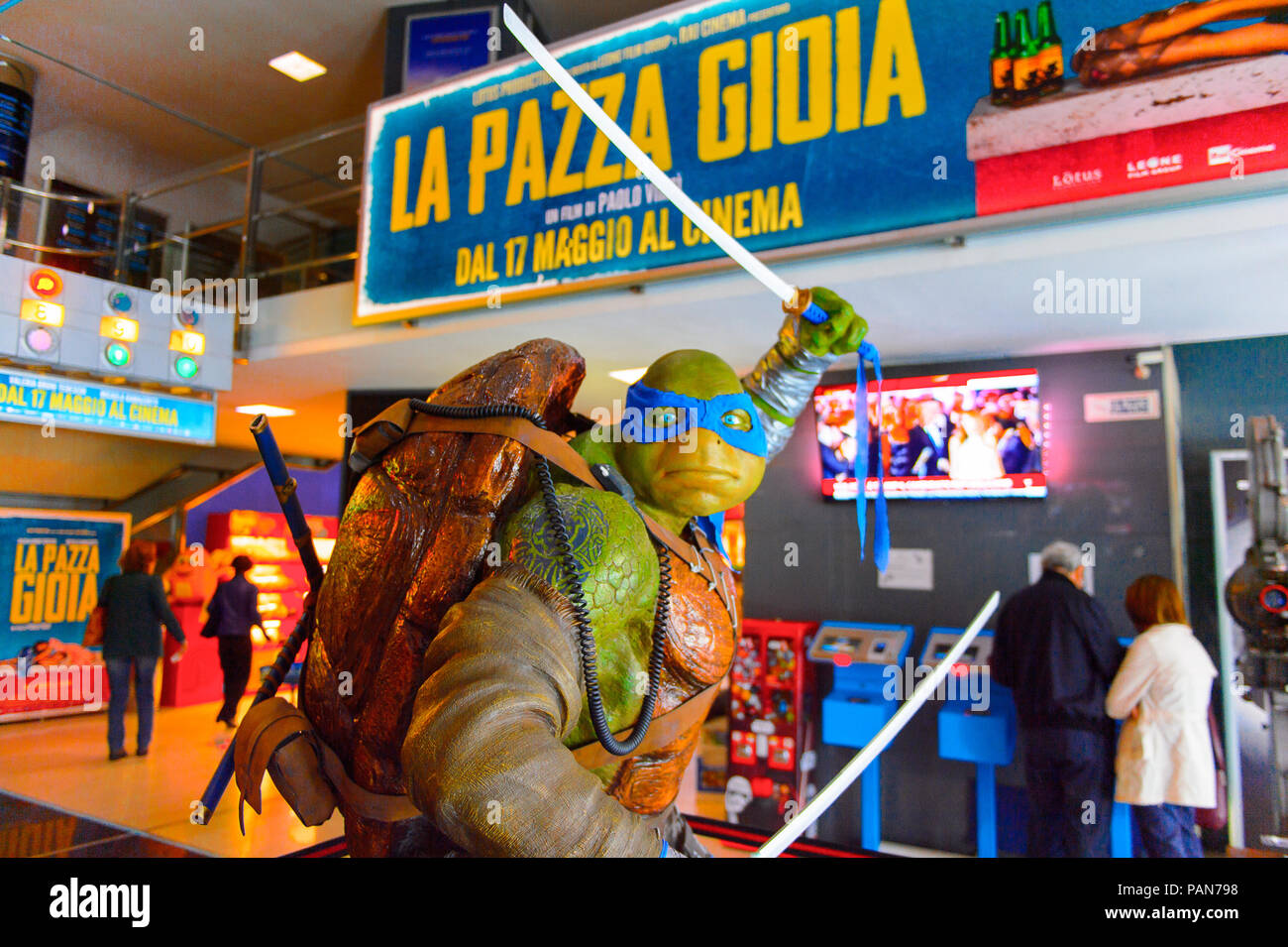 ROME, ITALIE- 7 mai 2016 : Ninja Turtle Leonardo comme promotion pour le Teenage Mutant Ninja Turtles : de l'ombre film 2016 Banque D'Images