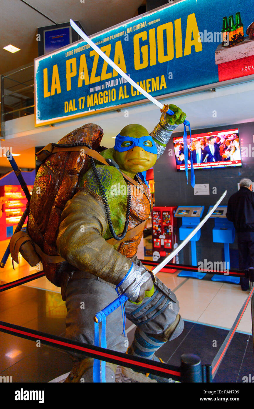 ROME, ITALIE- 7 mai 2016 : Ninja Turtle Leonardo comme promotion pour le Teenage Mutant Ninja Turtles : de l'ombre film 2016 Banque D'Images