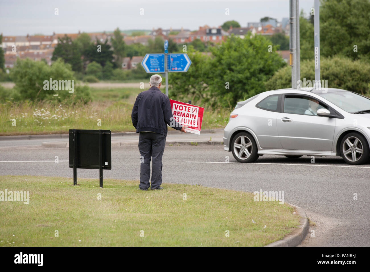 Un homme avec un vote restent signe en un rond-point près de Weymouth, dans le Dorset le jour de l'UE/Brexit Référendum 23.06.16. Dorset England UK GO Banque D'Images