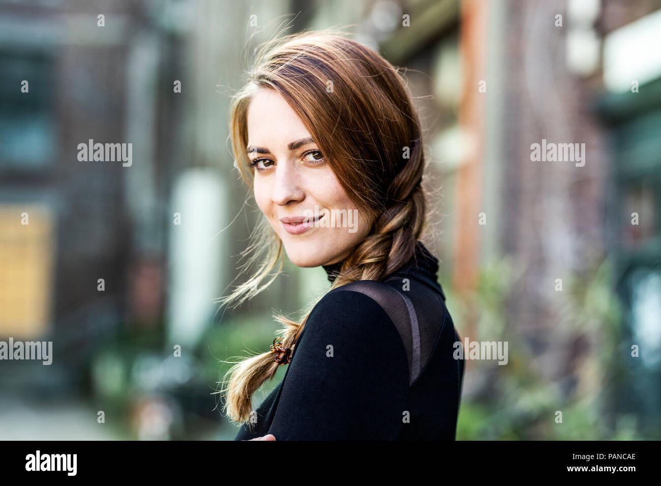 Portrait of smiling woman with braid Banque D'Images