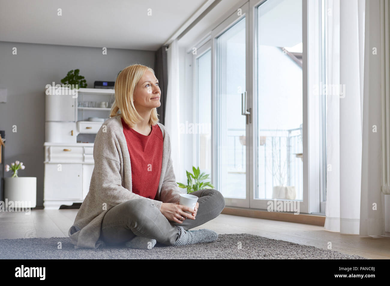 Happy woman relaxing at home, boire du café Banque D'Images