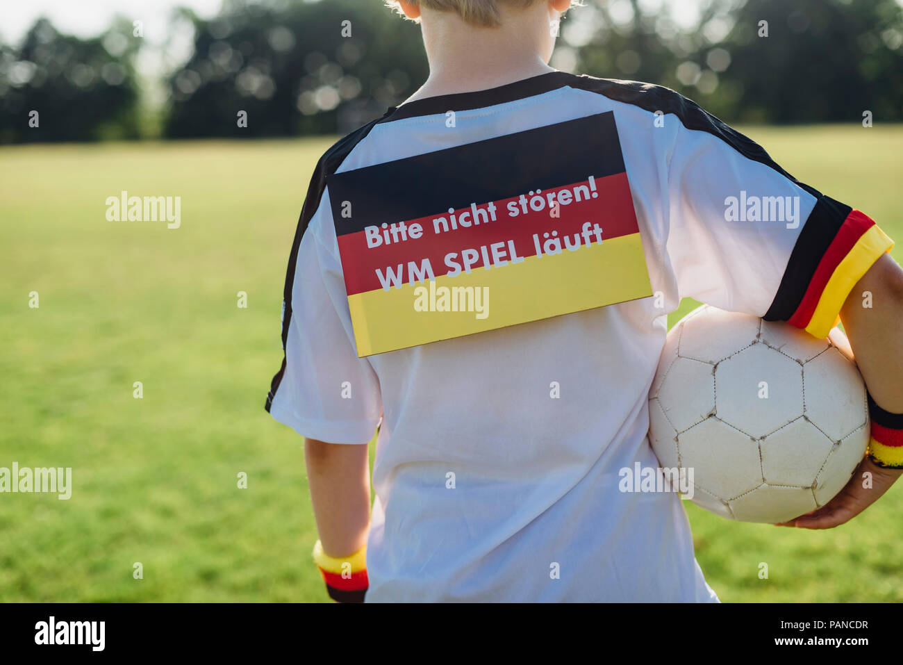 Boy showing signal ne pas déranger en raison de championnat du monde de football Banque D'Images