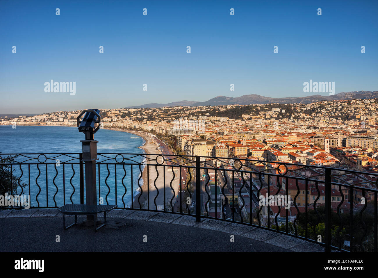 France, Provence-Alpes-Côte d'Azur, Nice, vue sur la ville au lever du soleil, avec vue sur la colline du Château de télescope Banque D'Images