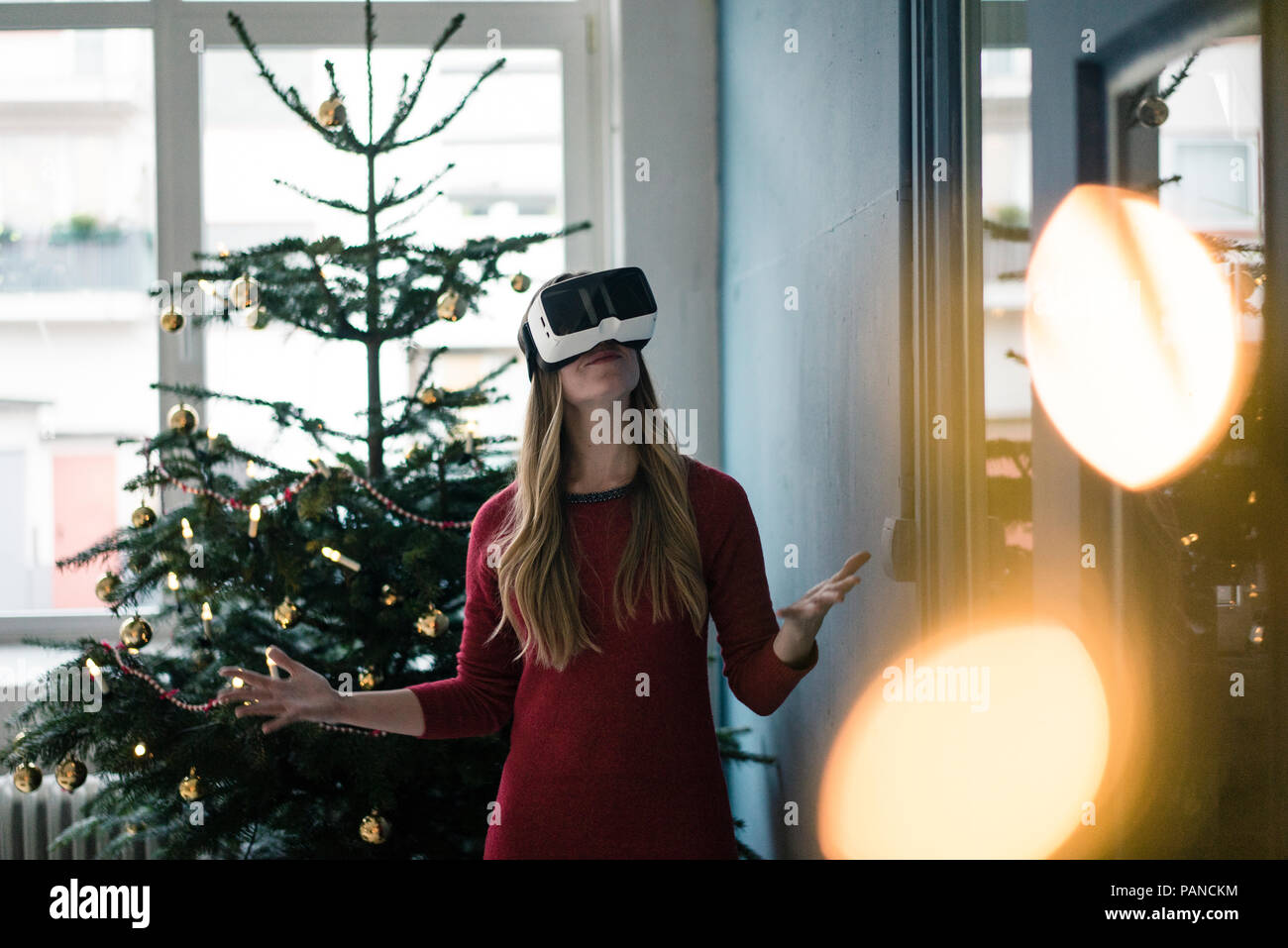Lunettes de réalité virtuelle à l'aide d'une femme à l'époque de Noël Banque D'Images