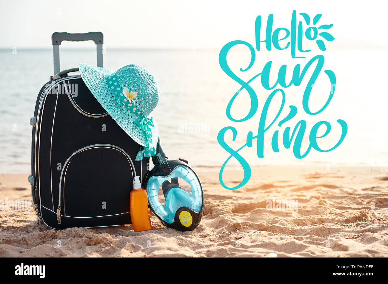 Expression Bonjour Soleil et valise avec chapeau, crème solaire avec un  masque. La mer, la plage tropicale à l'arrière-plan. La notion de voyage et  de loisirs d'été le trafic de croisière Photo