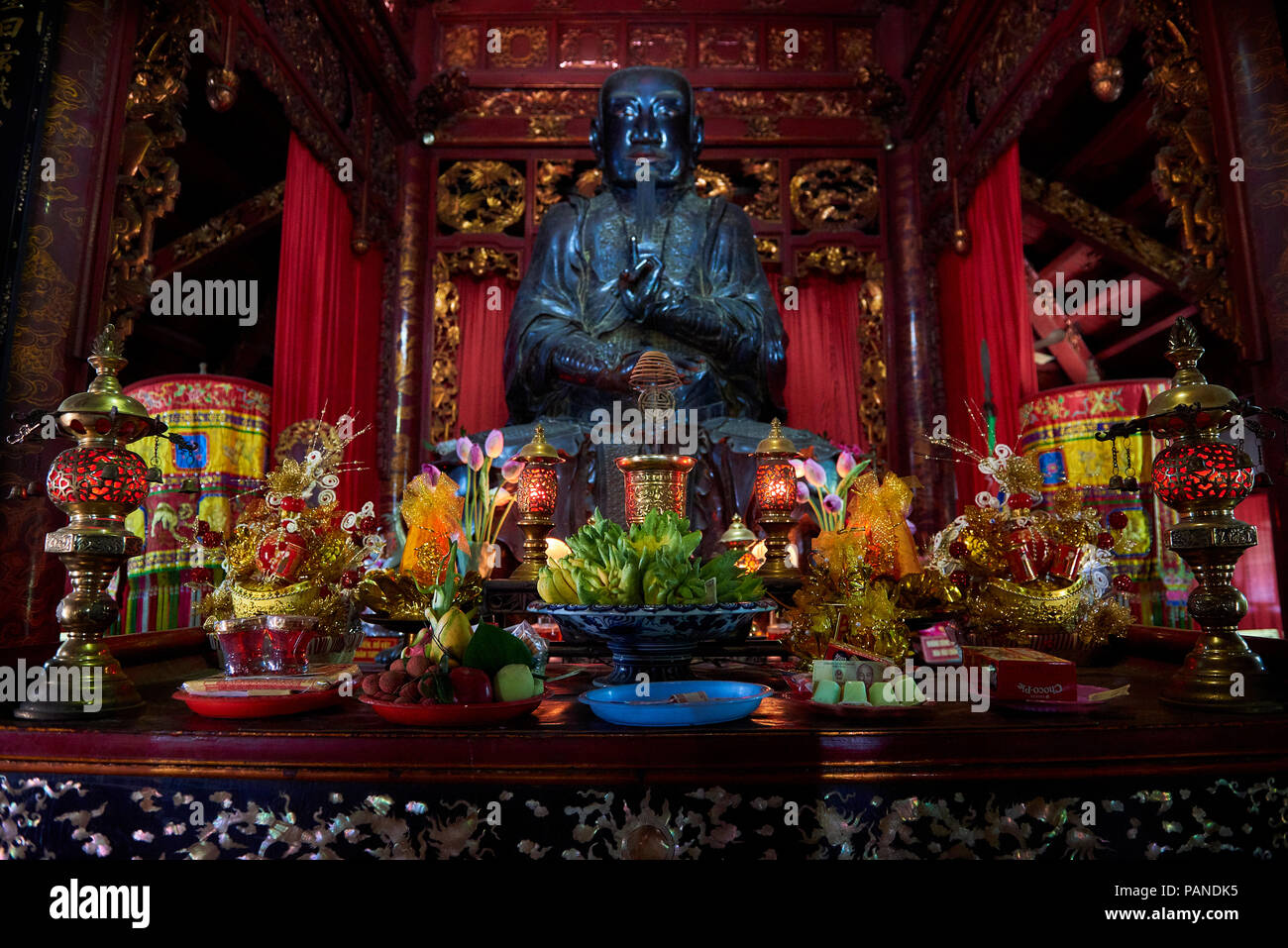 Grande statue de Tran Vu à l'intérieur du Temple taoïste de quan Thanh à Hanoi, Vietnam. Banque D'Images