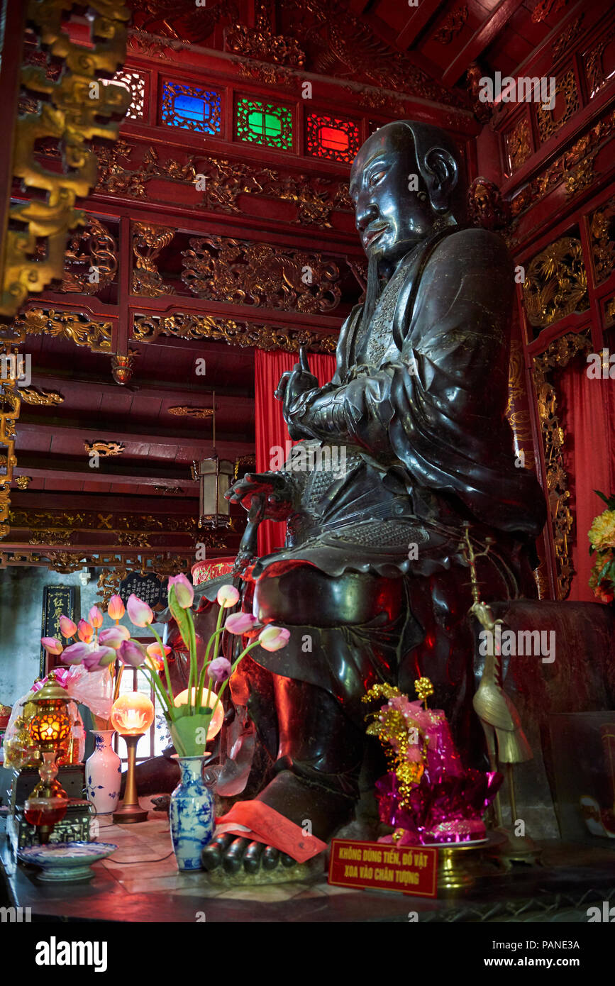 Grande statue de Tran Vu à l'intérieur du Temple taoïste de quan Thanh à Hanoi, Vietnam. Banque D'Images