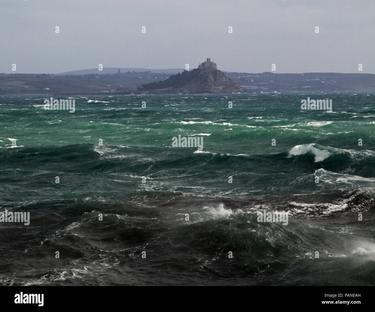 Mer agitée autour de St Michaels Mount, Penzance, Cornwall Banque D'Images
