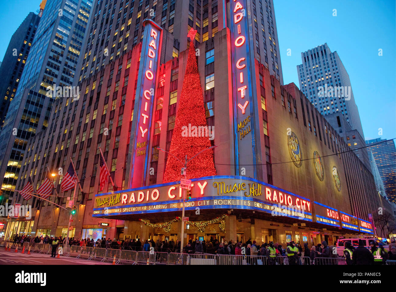 Arbre de Noël décore la façade de la Radio City Music Hall, Manhattan, New York City, USA, 29 Décembre 2017 Photo © Fabio Mazzarella/Sintes Banque D'Images