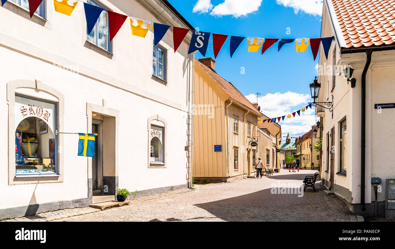 Soderkoping, Suède - le 29 juin 2018 : journée d'été ordinaire dans le village. Le Cobblestone rue pavée de Storgatan avec son look vintage. Les gens walki Banque D'Images