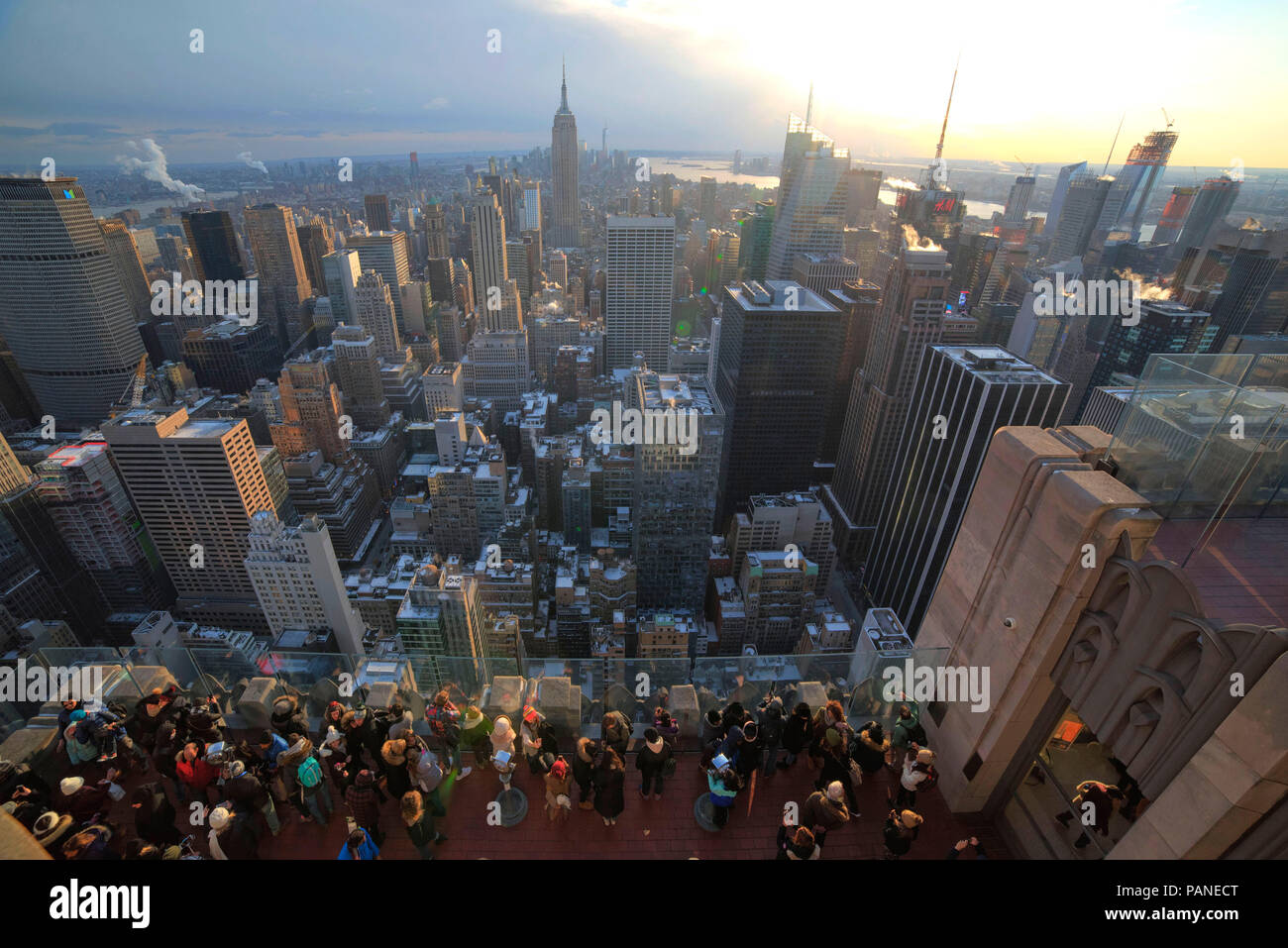 Les touristes de profiter d'une vue panoramique de Manhattan à partir de la plate-forme d'observation au sommet du Rockefeller Center (haut des rochers) , New York City, USA , Dece Banque D'Images