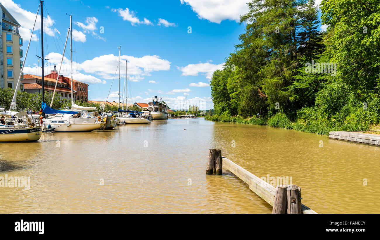 Soderkoping, Suède - le 29 juin 2018 : journée d'été ordinaire le long le gota canal. Bateaux amarrés dans le port de plaisance du canal de la ville. Bateau d'excursion Diana visibles par le p Banque D'Images