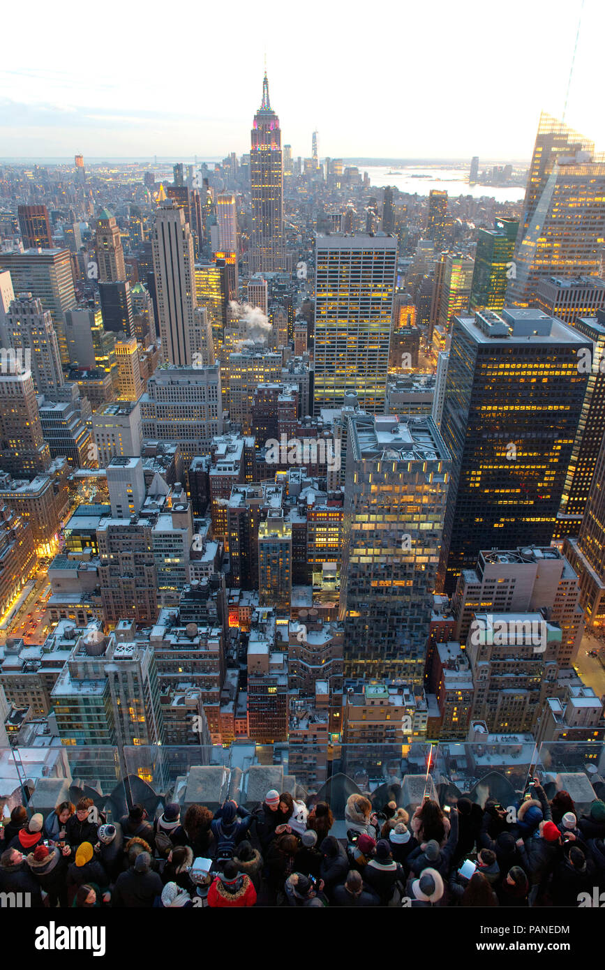 Les touristes de profiter d'une vue panoramique de Manhattan à partir de la plate-forme d'observation au sommet du Rockefeller Center (haut des rochers) , New York City, USA , Dece Banque D'Images