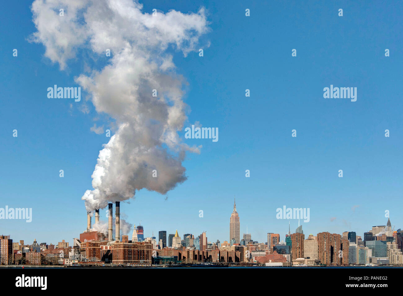 Milieu de l'horizon de Manhattan de Williamsburg, New York, USA, 31 Décembre 2017 Photo © Fabio Mazzarella/Sintesi/Alamy Stock Photo Banque D'Images