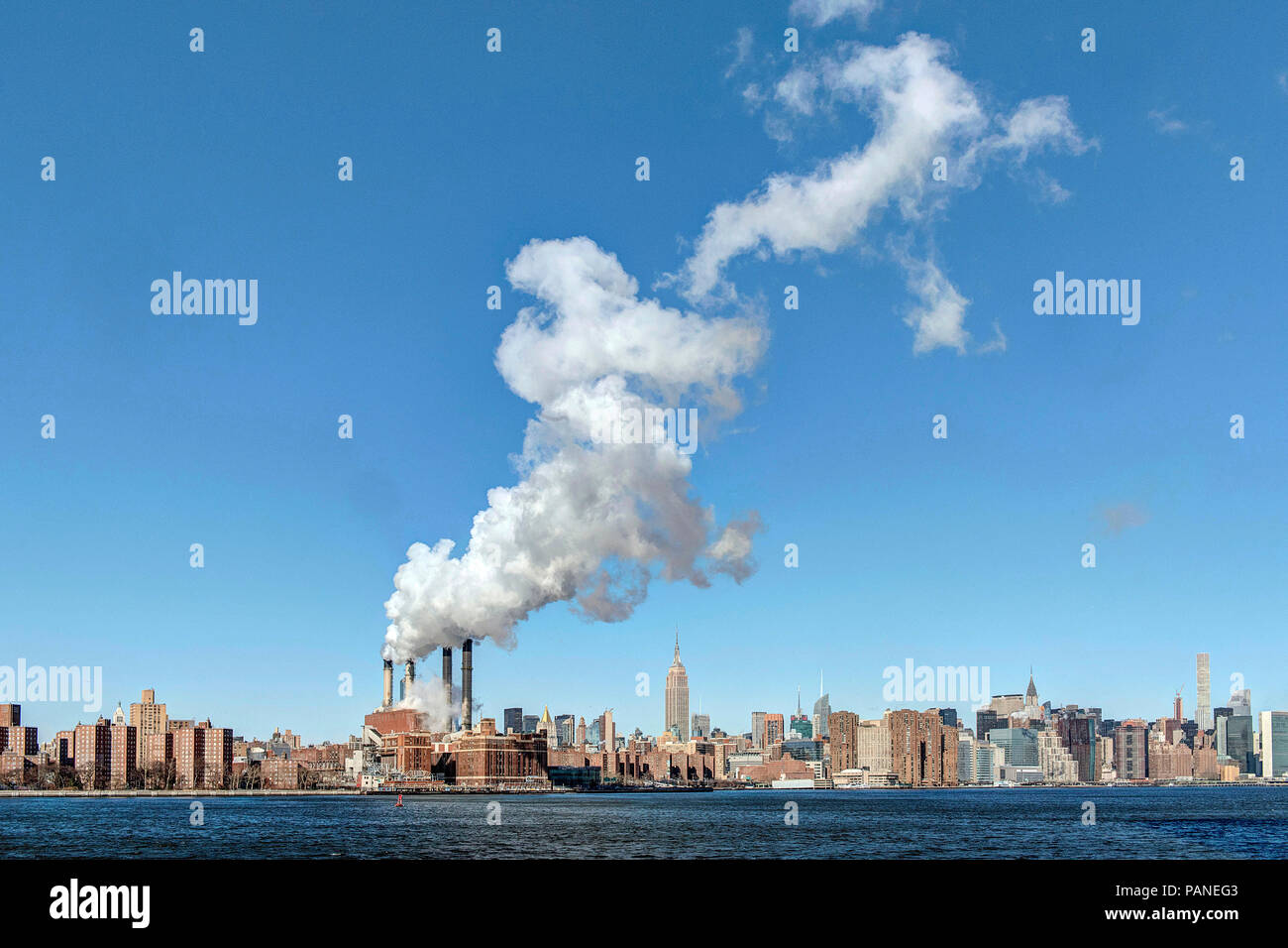 Milieu de l'horizon de Manhattan de Williamsburg, New York, USA, 31 Décembre 2017 Photo © Fabio Mazzarella/Sintesi/Alamy Stock Photo Banque D'Images
