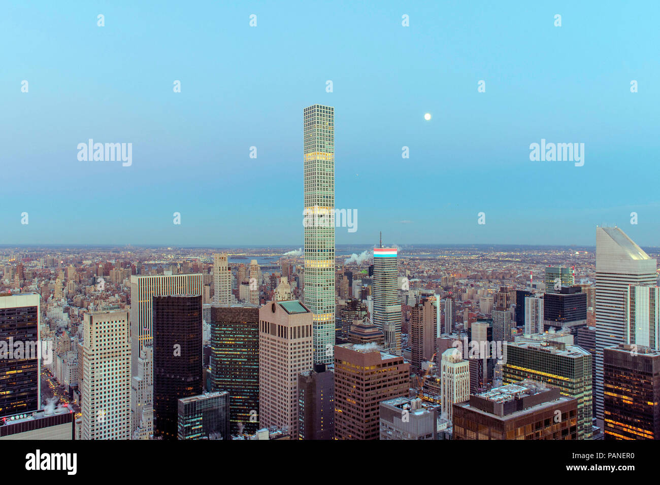 Le 432 Park Avenue est un gratte-ciel résidentiel à New York qui surplombe Central Park et est le plus haut immeuble résidentiel dans l'Organisation des sta Banque D'Images